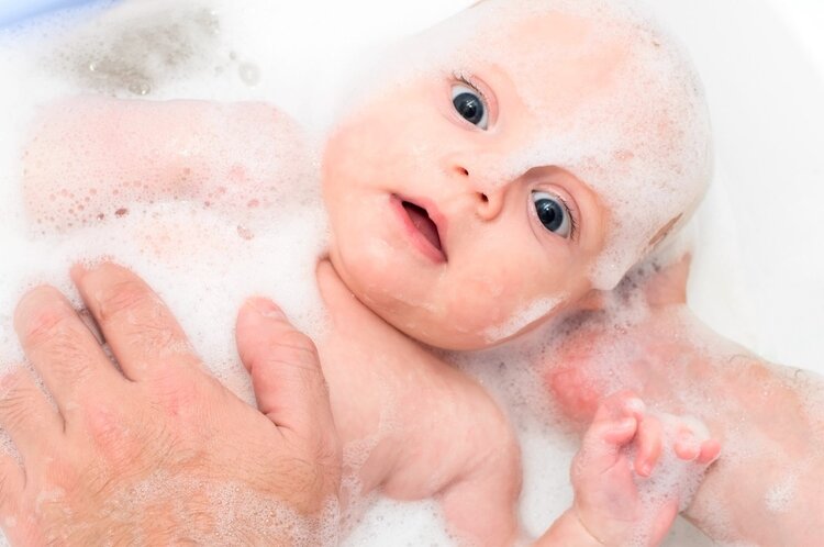 新乡借腹生子地址-新生儿父母学习如何正确地给新生儿开窗洗澡